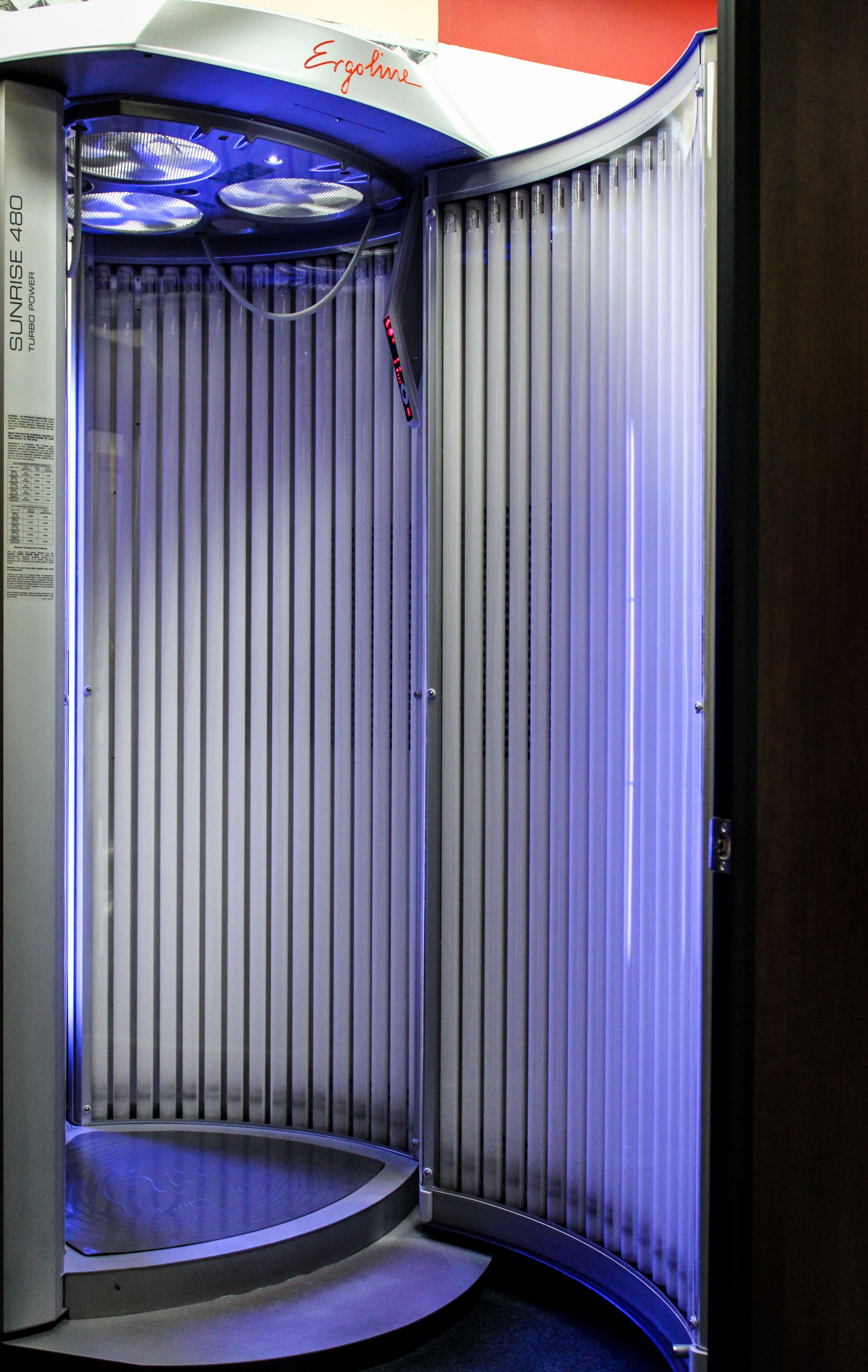 A tanning bed with blue lights on it.