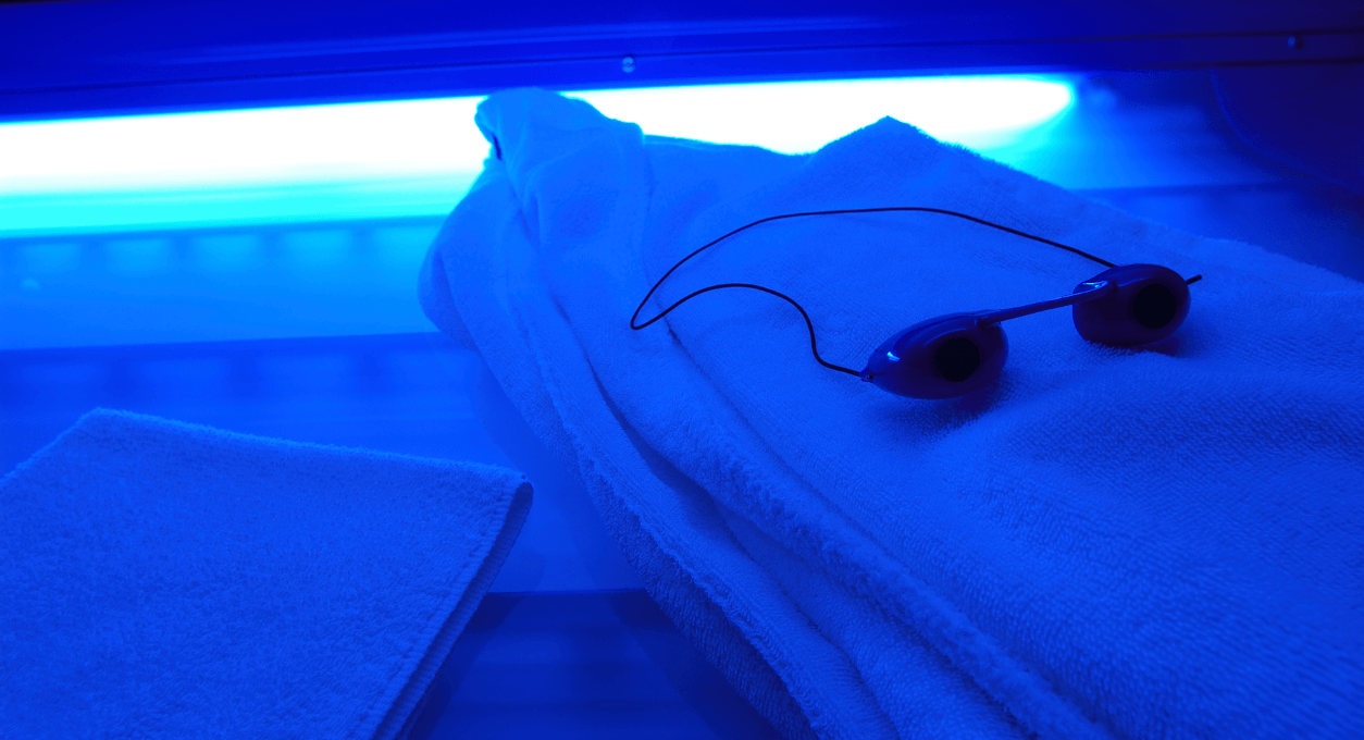 tanning goggles on top of towels in tanning bed